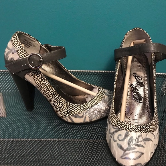 Shoes - Picture 2 of 5